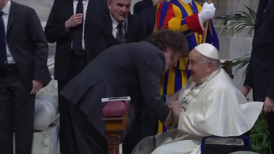 Milei tinha um assento na primeira fila para o culto e trocou algumas palavras com o Papa. 
